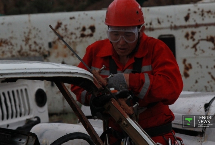 Для извлечения пострадавшего при ДТП спасателям необходимо срезать крышу машины. Фото ©Владимир Прокопенко