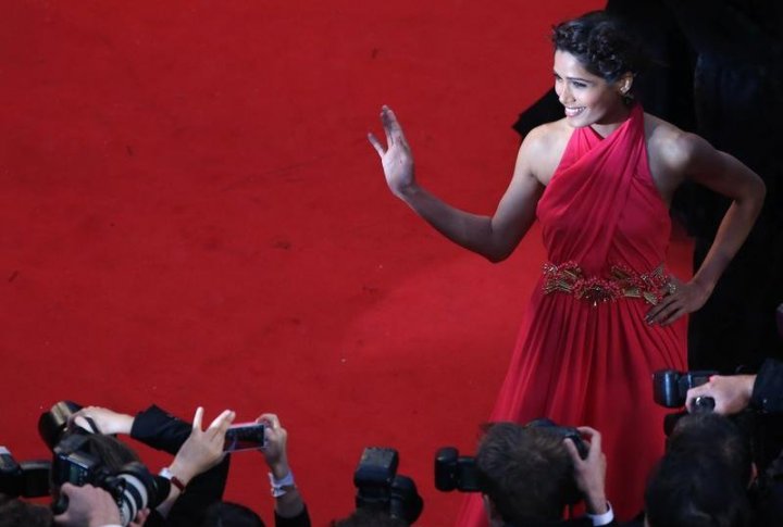 На красной дорожке -актриса Фрида Пинто. Фото ©REUTERS