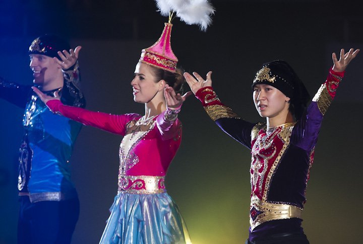 Звезды мирового фигурного катания в казахских национальных костюмах. Фото Владимир Дмитриев©