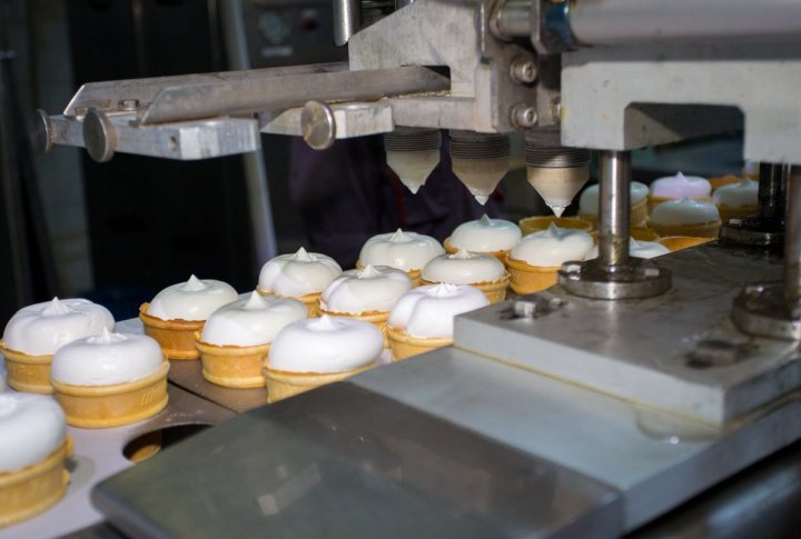 Мороженое в стаканчиках на конвейере. Фото ©Ярослав Радловский