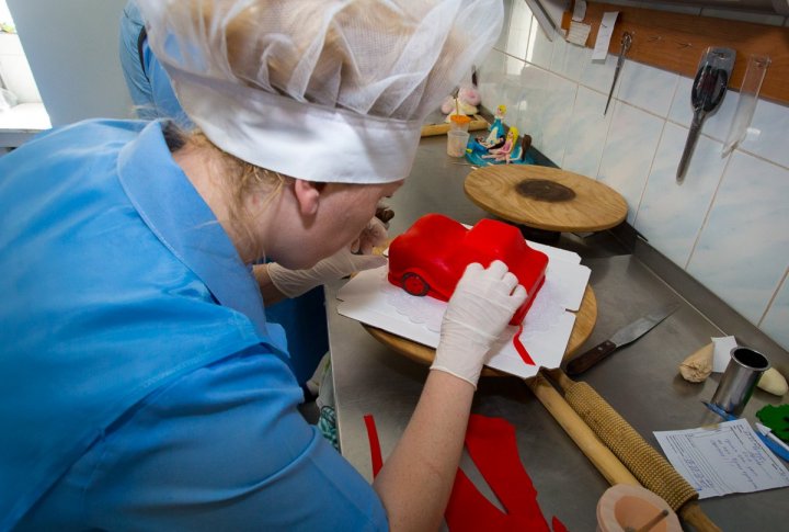 Кондитер создает торт по мотивам мультфильма "Тачки". Фото ©Ярослав Радловский
