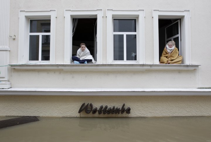 Люди сидят на втором этаже в окнах затопленного дома в центре баварского города Пассау, примерно в 200 км (124 милях) к северо-востоку от Мюнхена. Фото ©REUTERS