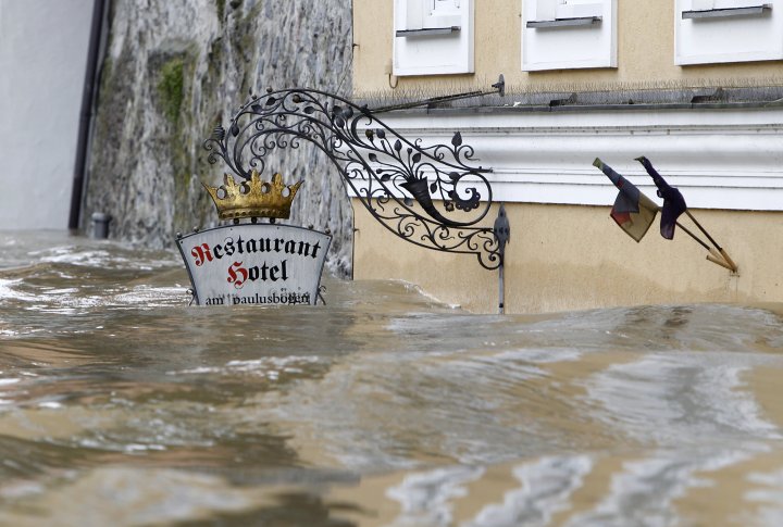 Вывеска над дверью ресторана и отеля Am Paulusbogen в затопленном центре баварского города Пассау, примерно в 200 км (124 милях) к северо-востоку от Мюнхена. Фото ©REUTERS