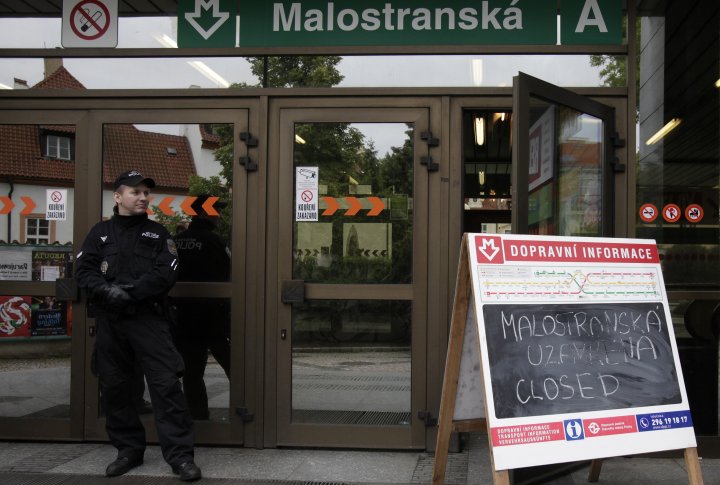 Полицейский стоит на страже перед закрытой станцией метро в Праге. Фото ©REUTERS