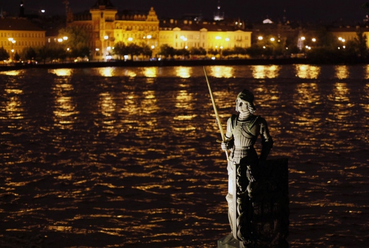 Вид на реку Влтаву из-за статуи легендарного чешского рыцаря Брунцвика в Праге. Фото ©REUTERS