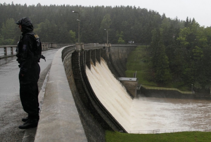 Полицейский патруль на плотине в Южной Чехии. Фото ©REUTERS