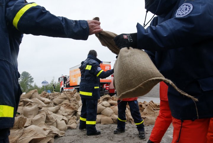 Спасатели разгружают мешки с песком в местечке Хиршфельд под Лейпцигом. Фото ©REUTERS