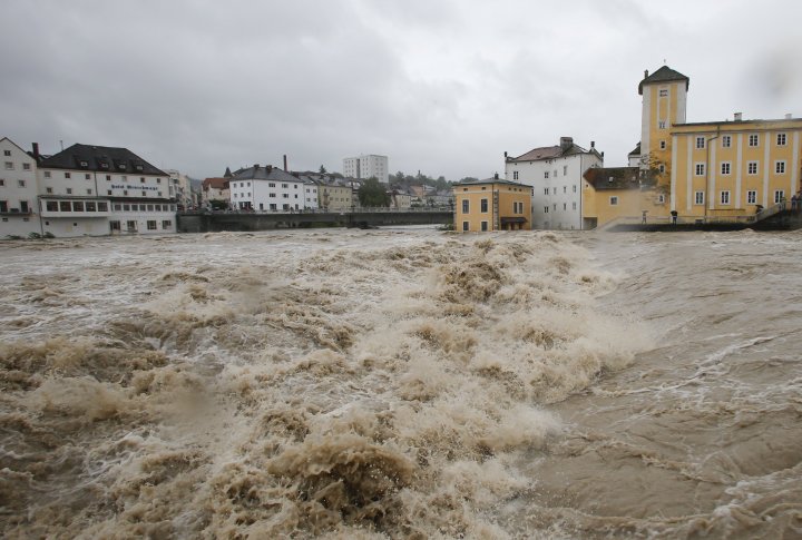 Затопленные дома рядом с рекой Штайр во время проливных дождей в небольшом австрийском городе Штайр. Фото ©REUTERS