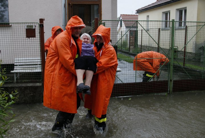 Пожарные эвакуируют женщину из ее затопленного дома в Южной Богемии деревне Немчички, Чехия. Фото ©REUTERS