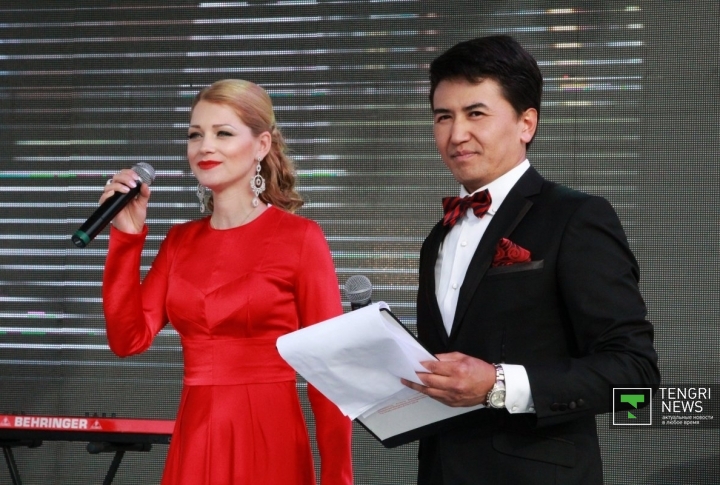 Ведущие церемонии закрытия Майя Веронская и Сабыр Байзаков. Фото Айжан Тугельбаева©
