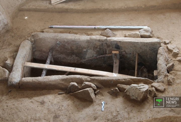 Для того, чтобы перевезти саркофаг в другое место для дальнейшего изучения, археологам необходимо был расширить раскоп и немного углубиться. В результате чего по бокам от стенок саркофага были обнаружены валуны. Фото ©Данияр Бозов