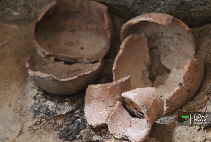 Там же, в захоронении, были найдены деревянная и глиняная посуда...Фото ©Данияр Бозов