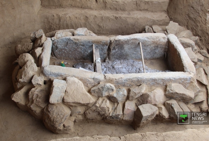 В ходе дальнейших раскопок стало ясно, что саркофаг вокруг был выложен камнями. 