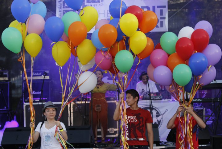 Яркое выступление Гулзады дополнили разноцветные шары. Фото Дмитрий Хегай© 