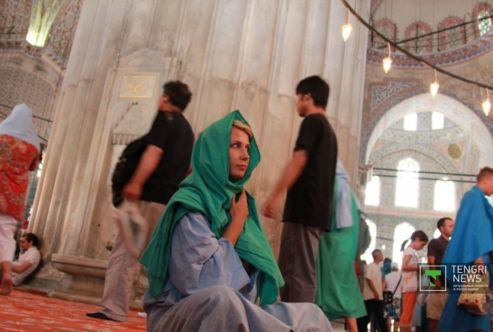 Ежедневно мечеть Султанахмет посещает огромное число туристов.
Фото ©Владимир Прокопенко
