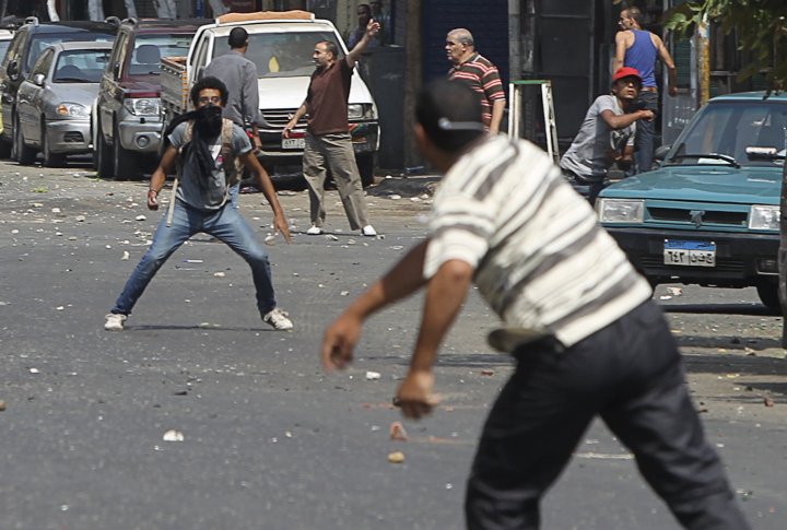 Противостояние сторонников и противников свергнутого президента Египта Мохаммеда Мурси на улицах Каира во время столкновений в центре Каира 13 августа 2013 года. Фото ©REUTERS