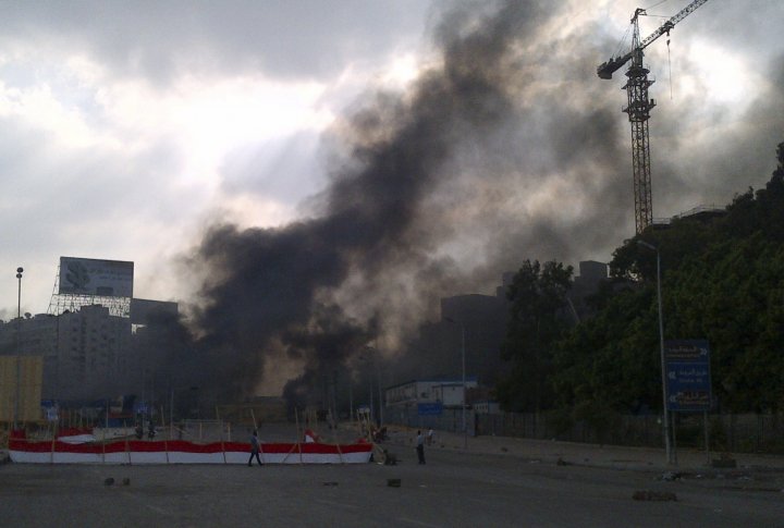 Дым поднимается на  площади Рабаа аль-Адавия в Каире 14 августа 2013 года. Фото ©REUTERS