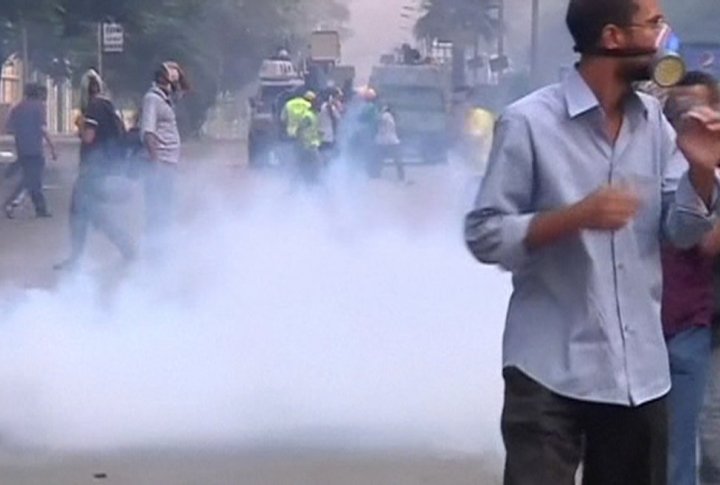 Полиция применила слезоточивый газ во время столкновений со сторонниками свергнутого президента Египта Мохаммеда Мурси 14 августа 2013 года. Фото ©REUTERS