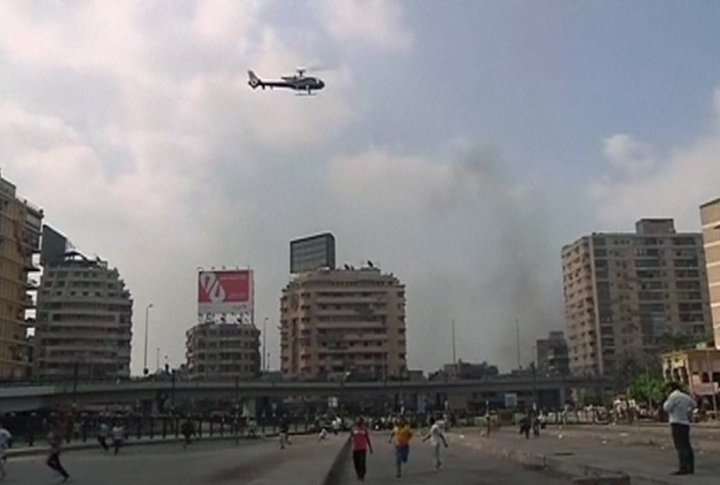 Вертолет над Каиром во время разгона силами безопасности  сторонников свергнутого президента Египта Мохаммеда Мурси 14 августа 2013 года.  Фото ©REUTERS