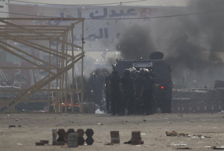 Столкновения сил безопасности с членами Мусульманского братства и сторонниками свергнутого президента Египта Мохаммеда Мурси в Каире 14 августа 2013 года. Фото ©REUTERS