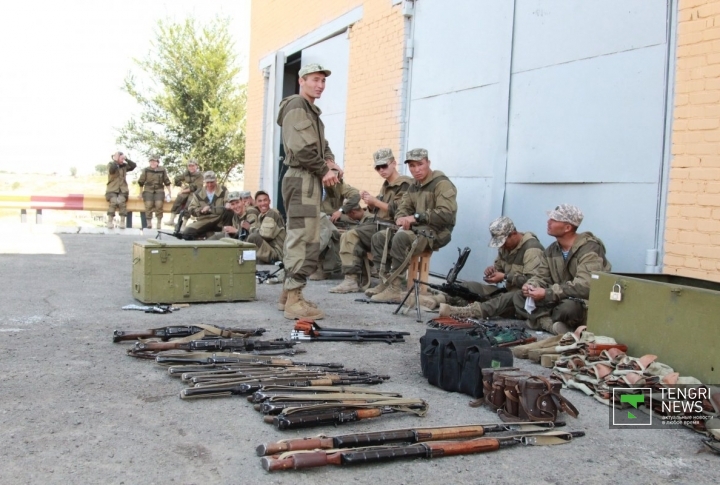 Бойцы разбирают и смазывают оружие.
Фото ©Владимир Прокопенко