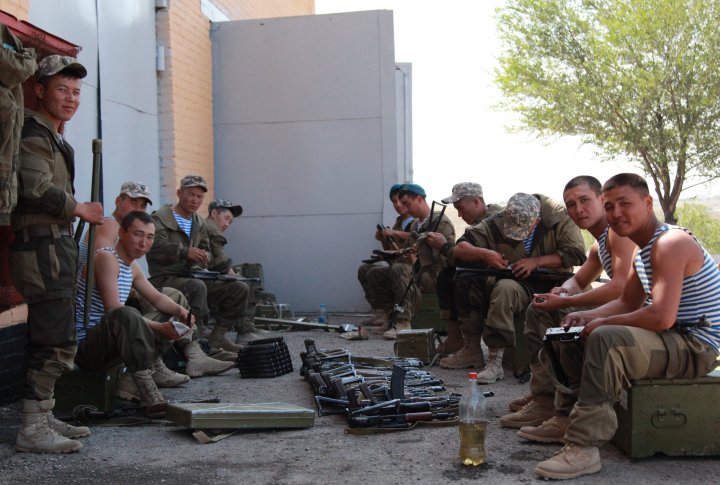 Бойцы разбирают и смазывают оружие.
Фото ©Владимир Прокопенко