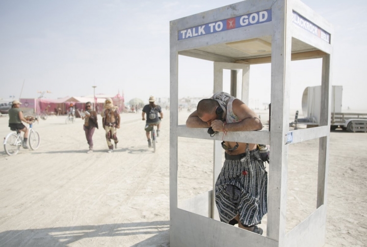 Телефонная будка: поговори с Богом. Фото ©REUTERS