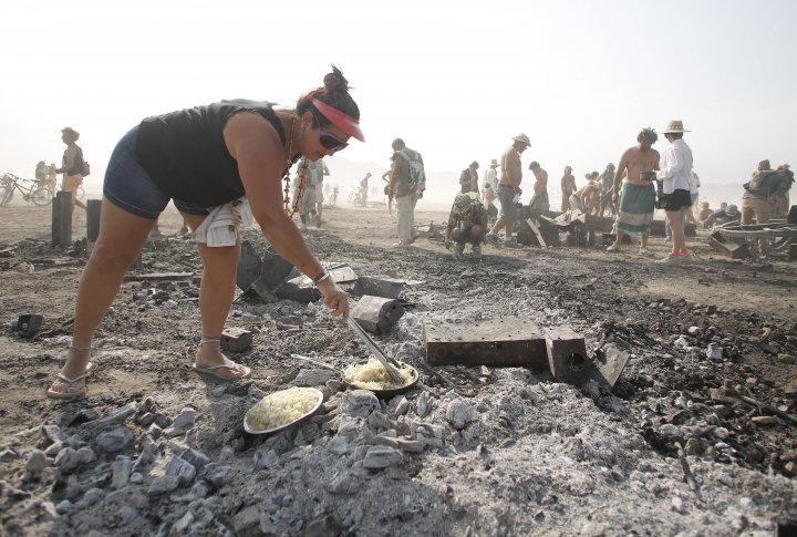 На углях можно приготовить еду. Фото ©REUTERS
