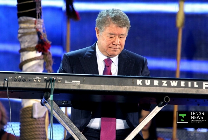Ахметжан Есимов сыграл на клавишных, сделав музыкальный подарок гостям фестиваля. <br>Фото Айжан Тугельбаева©