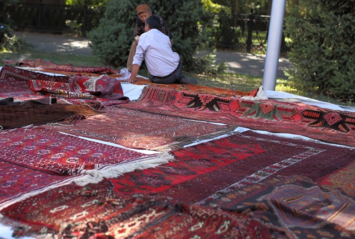 Ярмарка ремесел: продаются ковры. Фото ©Ярослав Радловский