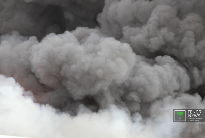 Черный дым был виден из центра города. Фото Роза Есенкулова©