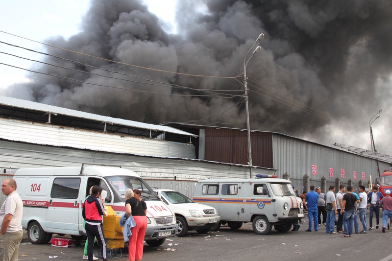 Пожар начался на рынке "Олжа", затем пламя перекинулось на "Аян". Фото Роза Есенкулова©