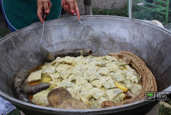 Казахское национальное блюдо Сiрне  Фото Роза Есенкулова© 