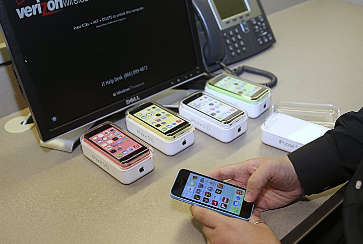 Предпродажная аодготовка iPhone 5C. Фото ©REUTERS