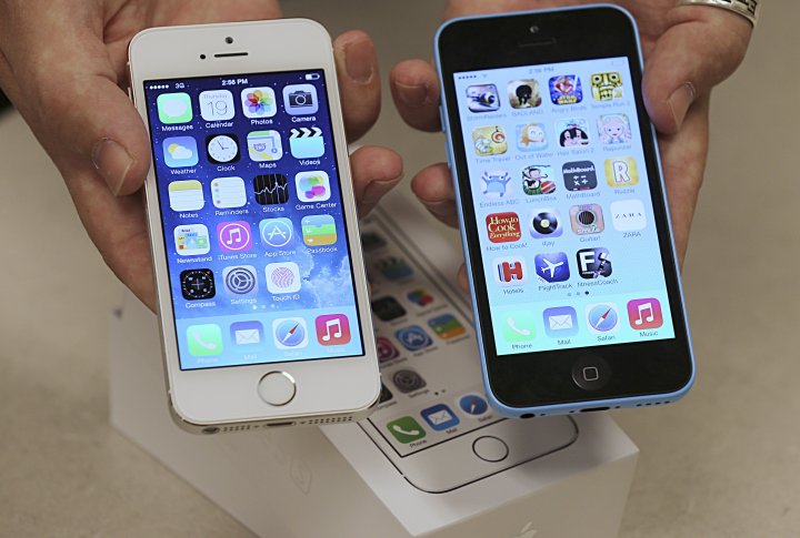  iPhone 5S и iPhone 5C. Фото ©REUTERS