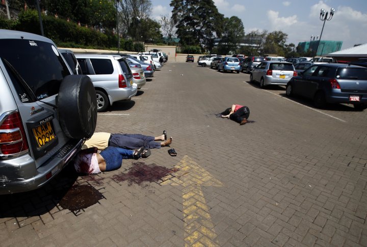 Мертвые тела видны на парковке у торгового центра Вестгейт в Найроби 21 сентября 2013 г. Фото ©REUTERS