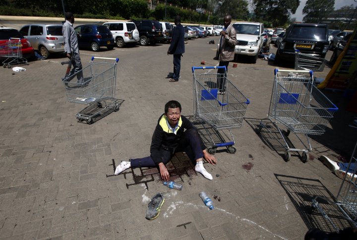 Раненый мужчина в шоке кричит на парковке торгового центра Вестгейт в Найроби 21 сентября 2013 г. Фото ©REUTERS