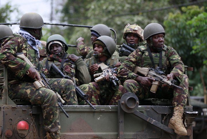 Солдаты кенийских сил обороны (KDF) у торгового центра Вестгейт в Найроби 22 сентября 2013 г. Фото ©REUTERS