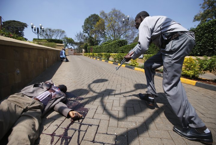 Вооруженные полицейские приближаются к входу в торговый центр Вестгейт в Найроби 21 сентября 2013. Фото ©REUTERS г