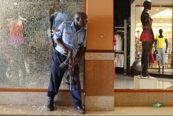 Полицейский в торговом центре Вестгейт в Найроби 21 сентября 2013 г. Фото ©REUTERS