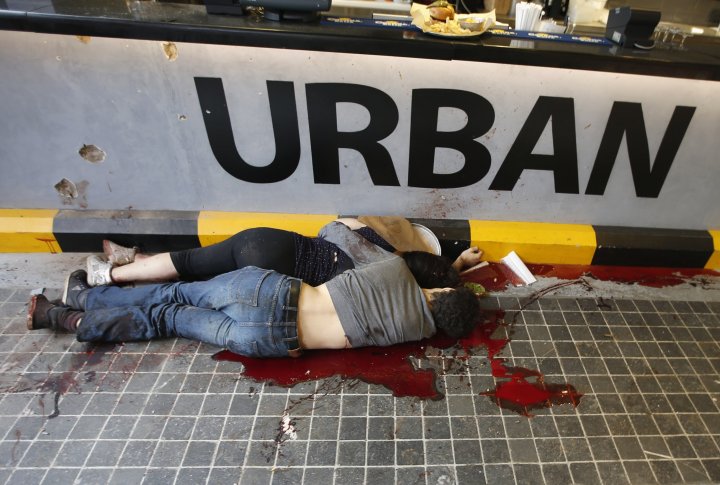Мертвые тела в торговом центре Вестгейт в Найроби, 21 сентября 2013 г. Фото ©REUTERS