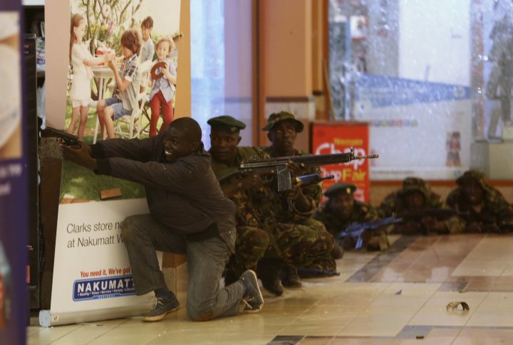 Солдаты в торговом центре Вестгейт в Найроби 21 сентября 2013 г. Фото ©REUTERS