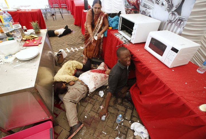 Раненые люди просят о помощи в торговом центре Вестгейт в Найроби, 21 сентября 2013 г. Фото ©REUTERS