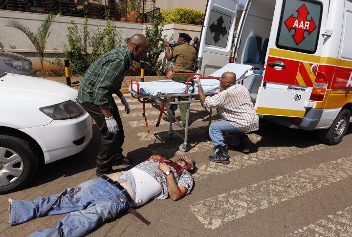 Спасатели пытаются эвакуировать раненого в торговом центре в Найроби 21 сентября 2013 г. Фото ©REUTERS
