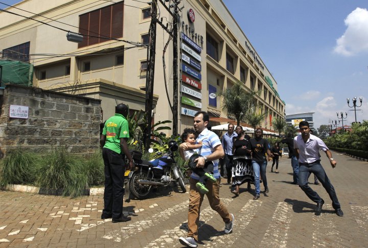 Посетители убегают из торгового центра в Найроби 21 сентября 2013 г. Фото ©REUTERS