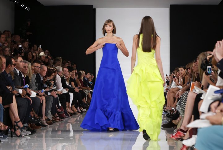 Модель Карли Клосс участвует в показе от Ralph Lauren. Неделя моды в Нью-Йорке. Фото ©REUTERS