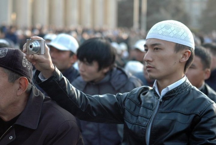 Мусульмане в день праздника жертвоприношения Курбан-байрам. Фото CA-News.org©