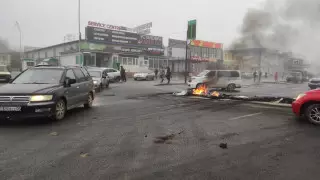 "Өртенген көліктер мен шағылған терезелер". Алматы көшелерінде не болып жатыр?