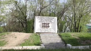 Қандысай. Саяси қуғын-сүргін құрбандарына арналған белгітас қараусыз қалған