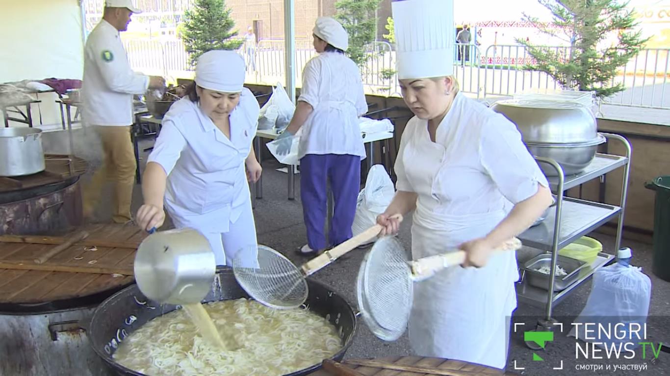 Самый большой в мире беcбармак сделали в Астане: 06 июля 2015 21:55 -  новости на Tengrinews.kz